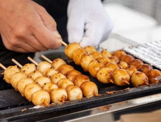 飛騨高山 宮川朝市 飛騨高山の新鮮な野菜 果物や旬の食材などのお買い物が楽しめる みだらしだんご Tocco